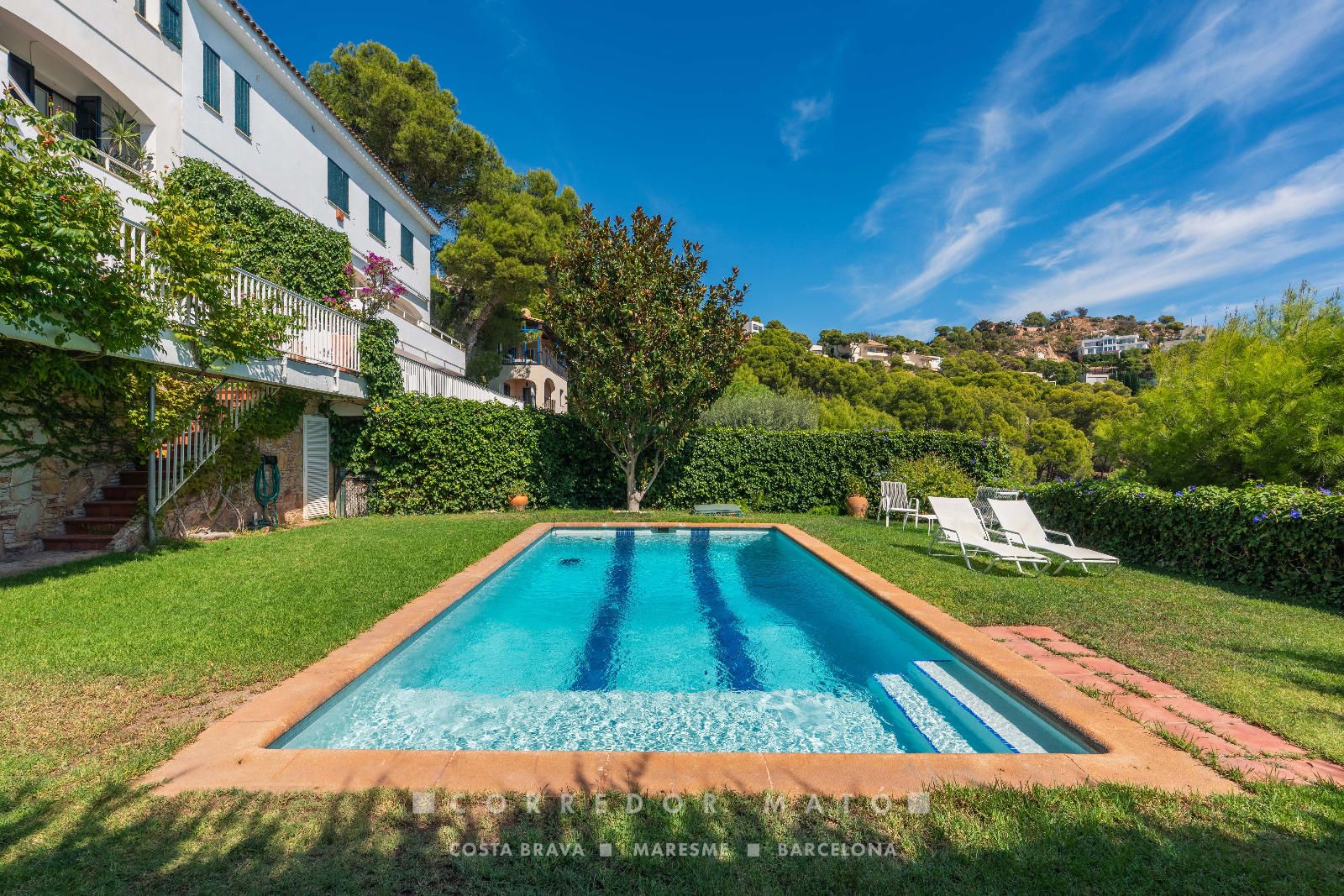 Élégante maison mitoyenne avec vue sur la mer, terrasse, jardin et piscine privée à Tamariu