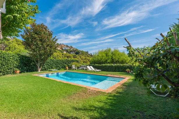 Elegant casa adossada amb vistes al mar, terrassa, jardí i piscina privada a Tamariu.