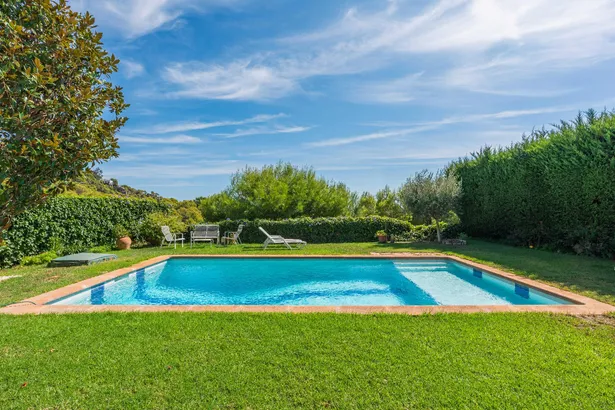 Elegant casa adossada amb vistes al mar, terrassa, jardí i piscina privada a Tamariu.