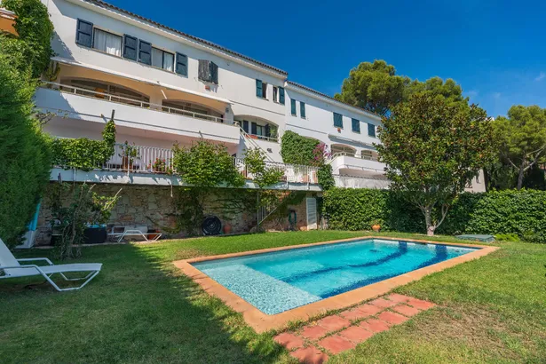 Elegant casa adossada amb vistes al mar, terrassa, jardí i piscina privada a Tamariu.