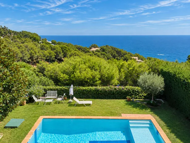 Elegant casa adossada amb vistes al mar, terrassa, jardí i piscina privada a Tamariu.