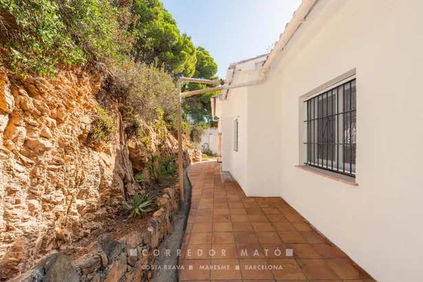 Casa unifamiliar amb vista al mar i gran potencial a la milla d'or de Tamariu.