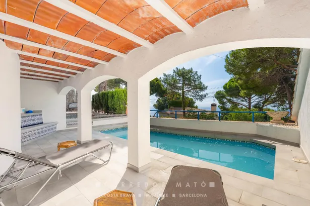Detached house with sea views and great potential on Tamariu's Golden Mile.