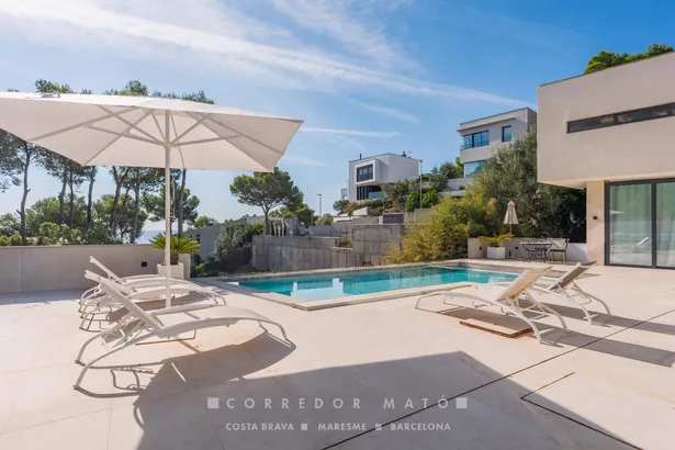 Exclusiva casa contemporània amb vistes panoràmiques i al mar a Tamariu.