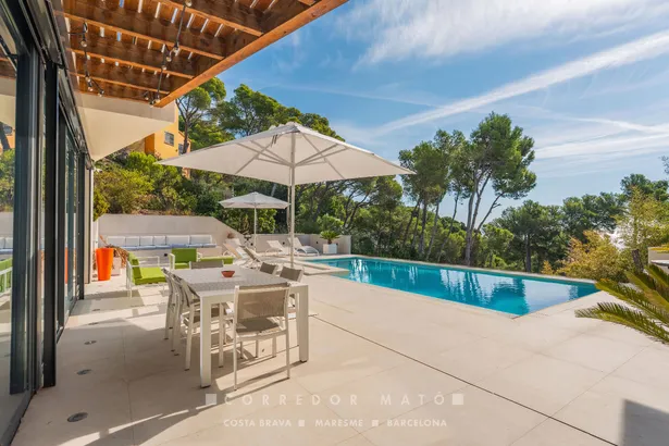 Exclusiva casa contemporània amb vistes panoràmiques i al mar a Tamariu.