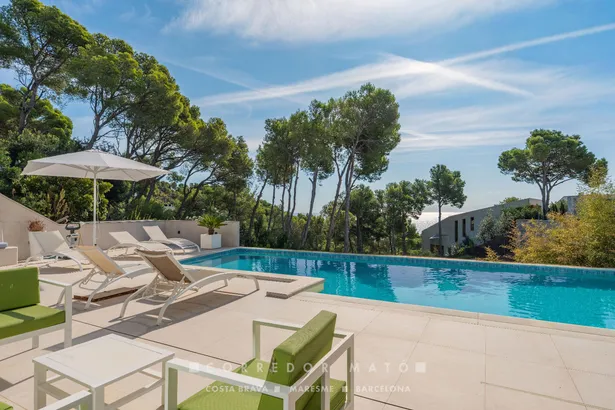 Exclusiva casa contemporània amb vistes panoràmiques i al mar a Tamariu.