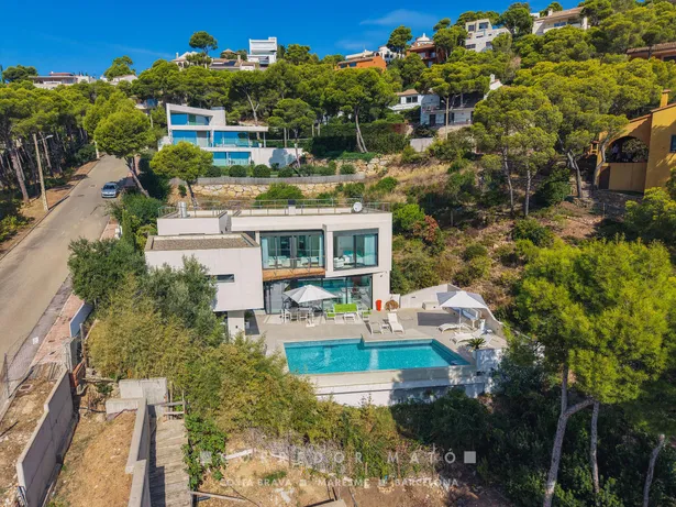 Exclusiva casa contemporània amb vistes panoràmiques i al mar a Tamariu.