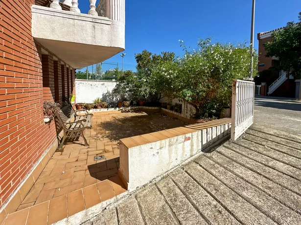 Casa amb terrasses, xemeneia i ampli garatge en Tres Torres, Granollers
