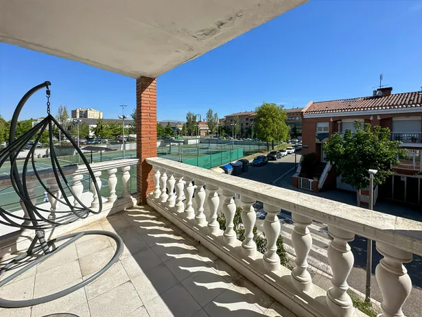 Casa amb terrasses, xemeneia i ampli garatge en Tres Torres, Granollers