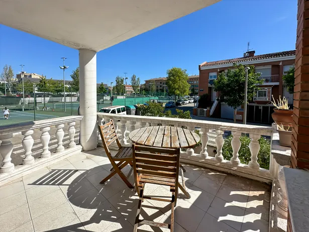 Casa amb terrasses, xemeneia i ampli garatge en Tres Torres, Granollers