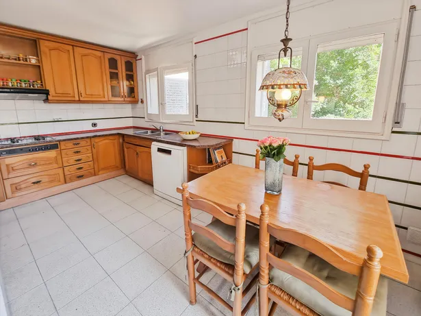 Casa pareada esquinera en parcela de 300 m² que se distribuye en varias plantas en Sant Andreu de Llavaneres