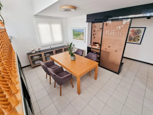 Casa pareada esquinera en parcela de 300 m² que se distribuye en varias plantas en Sant Andreu de Llavaneres