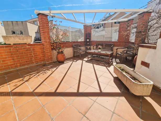 Casa pareada esquinera en parcela de 300 m² que se distribuye en varias plantas en Sant Andreu de Llavaneres