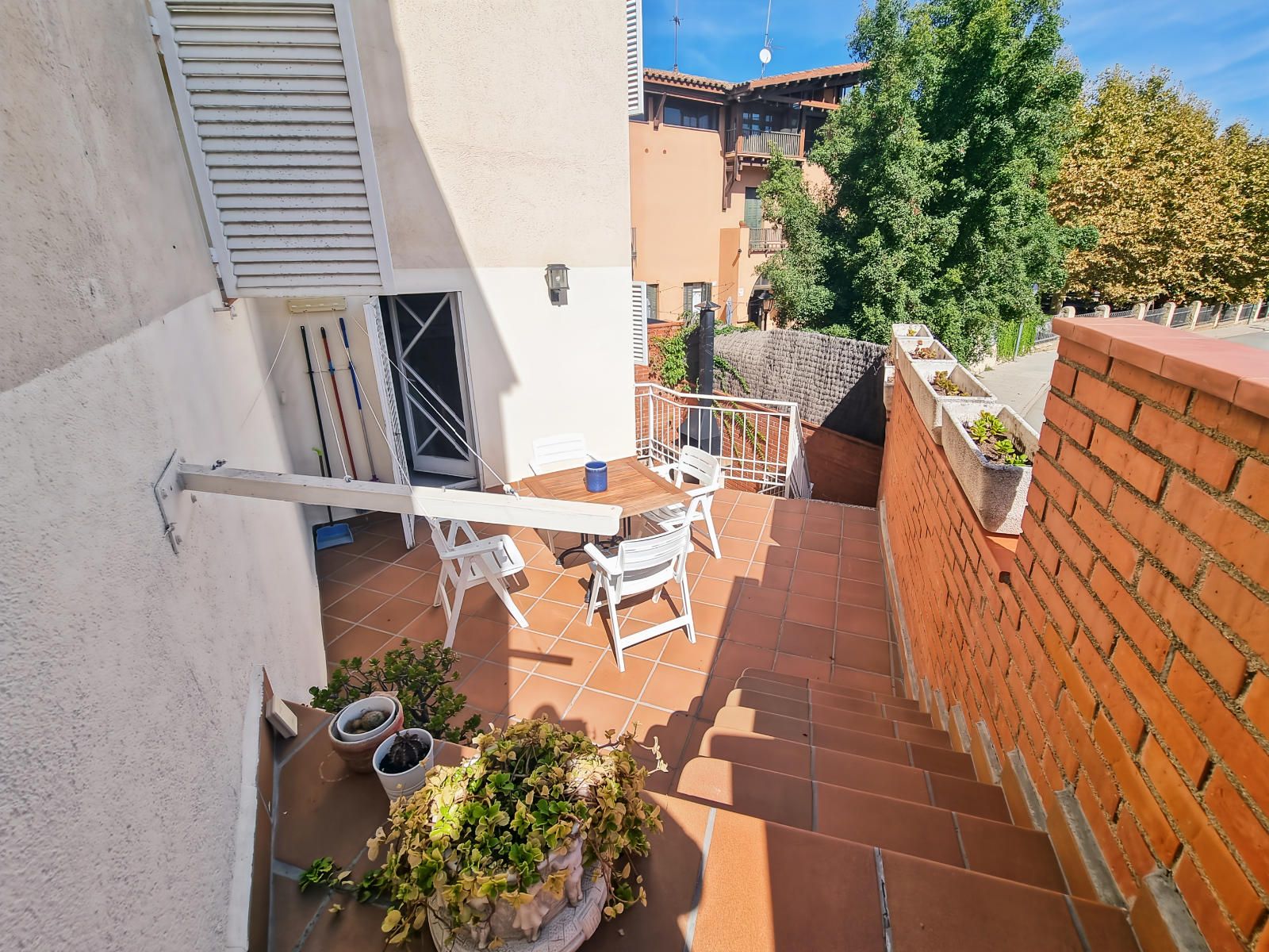 Casa pareada esquinera en parcela de 300 m² que se distribuye en varias plantas en Sant Andreu de Llavaneres