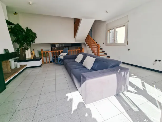 Casa pareada esquinera en parcela de 300 m² que se distribuye en varias plantas en Sant Andreu de Llavaneres