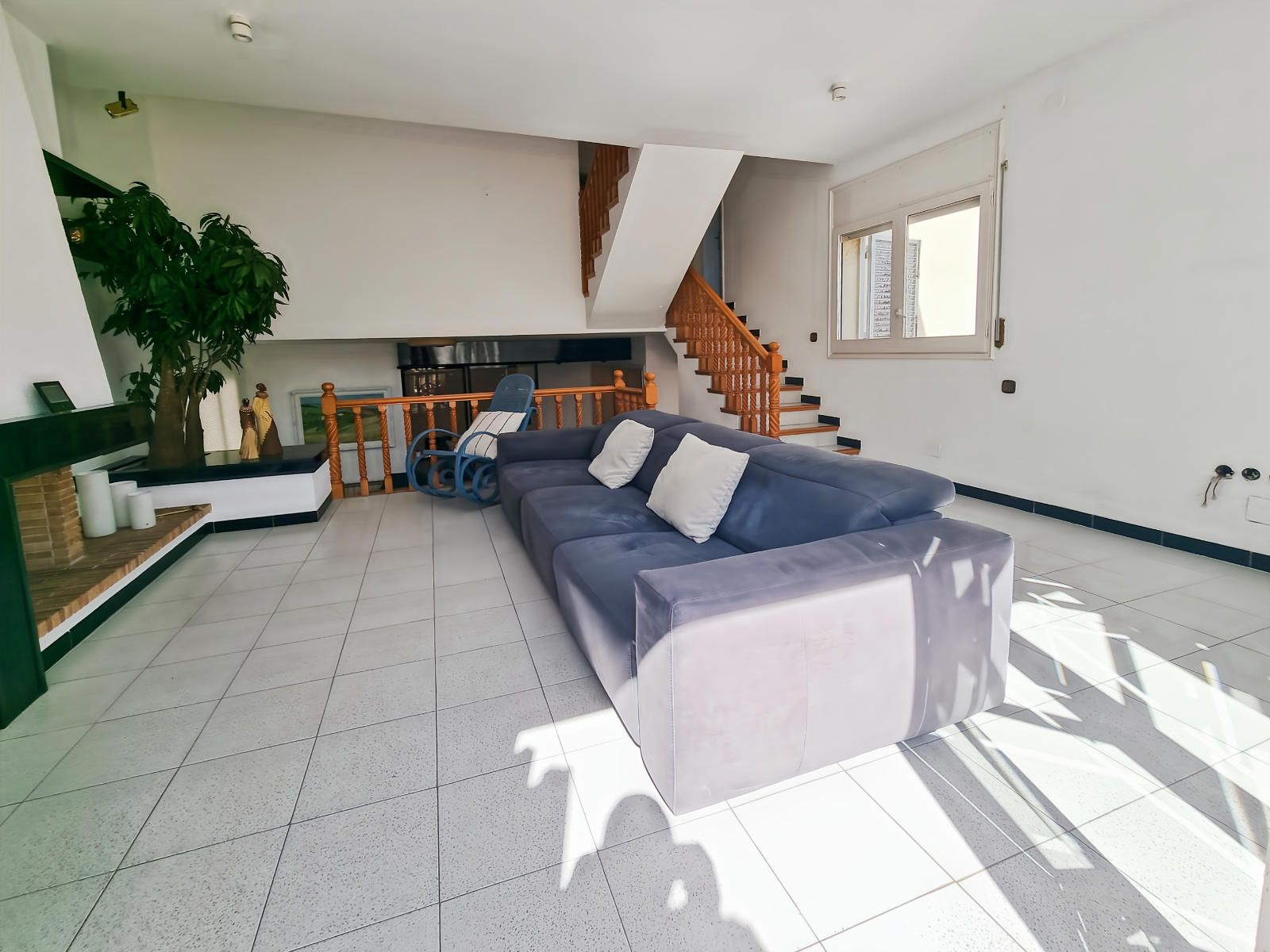 Casa pareada esquinera en parcela de 300 m² que se distribuye en varias plantas en Sant Andreu de Llavaneres