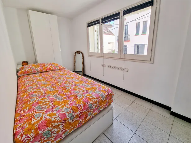 Casa pareada esquinera en parcela de 300 m² que se distribuye en varias plantas en Sant Andreu de Llavaneres