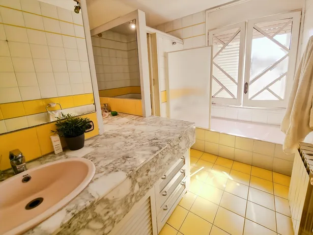 Casa pareada esquinera en parcela de 300 m² que se distribuye en varias plantas en Sant Andreu de Llavaneres