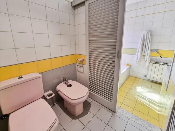Casa pareada esquinera en parcela de 300 m² que se distribuye en varias plantas en Sant Andreu de Llavaneres