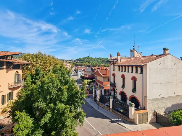 Casa pareada esquinera en parcela de 300 m² que se distribuye en varias plantas en Sant Andreu de Llavaneres