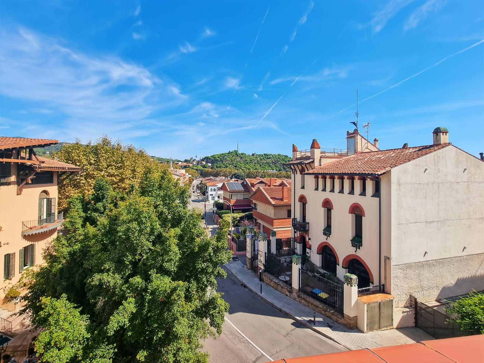 Casa pareada esquinera en parcela de 300 m² que se distribuye en varias plantas en Sant Andreu de Llavaneres