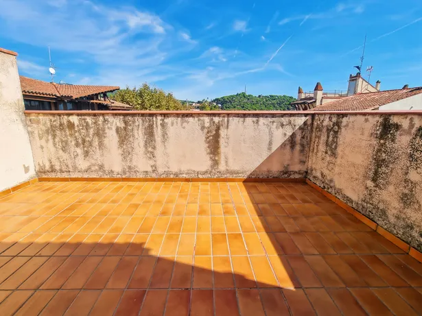 Casa pareada esquinera en parcela de 300 m² que se distribuye en varias plantas en Sant Andreu de Llavaneres