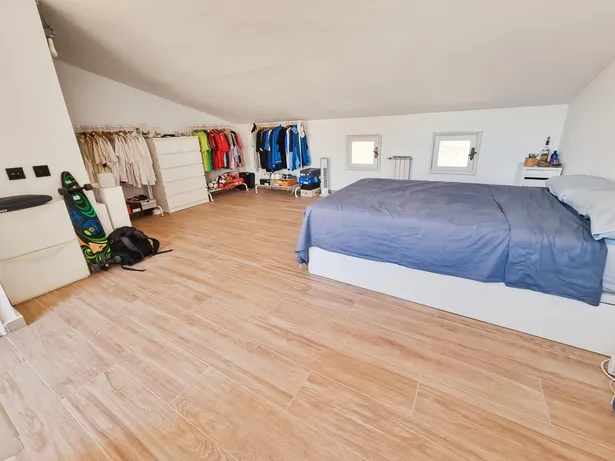 Casa pareada esquinera en parcela de 300 m² que se distribuye en varias plantas en Sant Andreu de Llavaneres