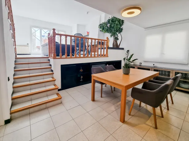 Casa pareada esquinera en parcela de 300 m² que se distribuye en varias plantas en Sant Andreu de Llavaneres
