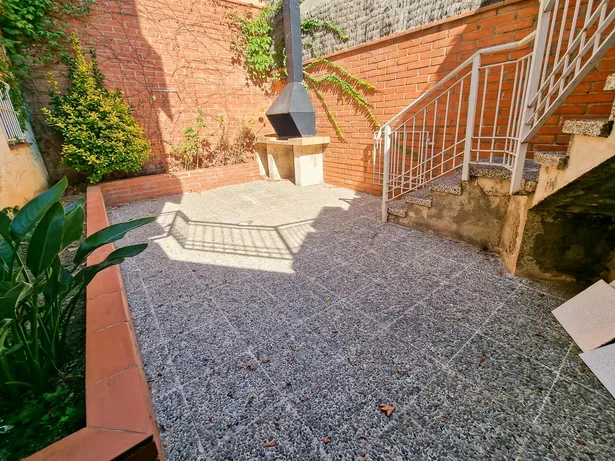 Casa pareada esquinera en parcela de 300 m² que se distribuye en varias plantas en Sant Andreu de Llavaneres