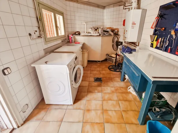 Casa pareada esquinera en parcela de 300 m² que se distribuye en varias plantas en Sant Andreu de Llavaneres