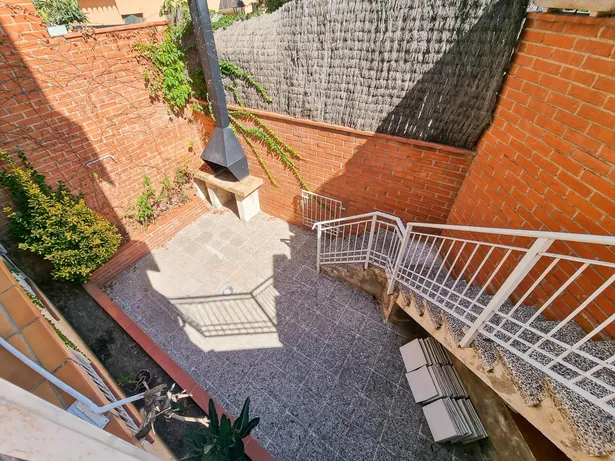 Casa pareada esquinera en parcela de 300 m² que se distribuye en varias plantas en Sant Andreu de Llavaneres