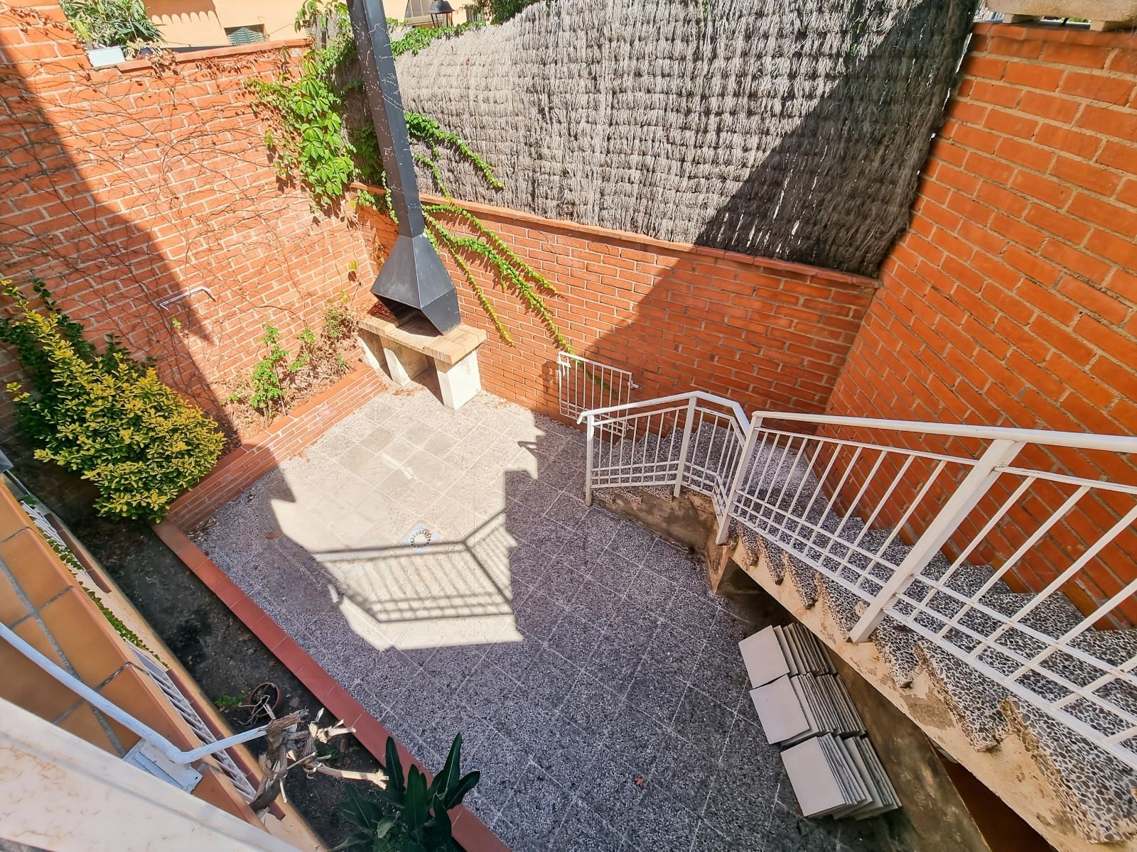 Casa pareada esquinera en parcela de 300 m² que se distribuye en varias plantas en Sant Andreu de Llavaneres