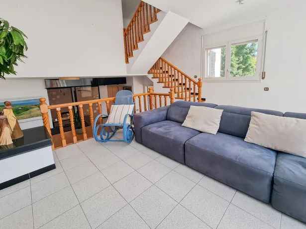 Casa pareada esquinera en parcela de 300 m² que se distribuye en varias plantas en Sant Andreu de Llavaneres