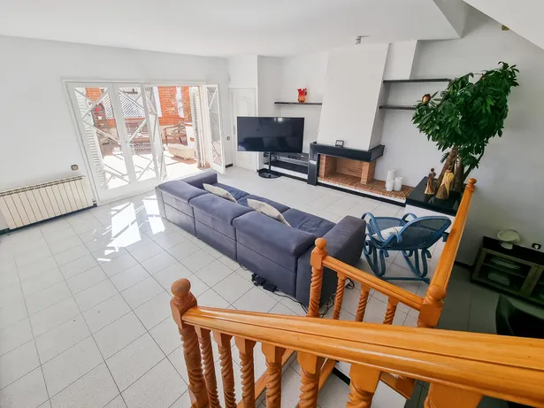 Casa pareada esquinera en parcela de 300 m² que se distribuye en varias plantas en Sant Andreu de Llavaneres