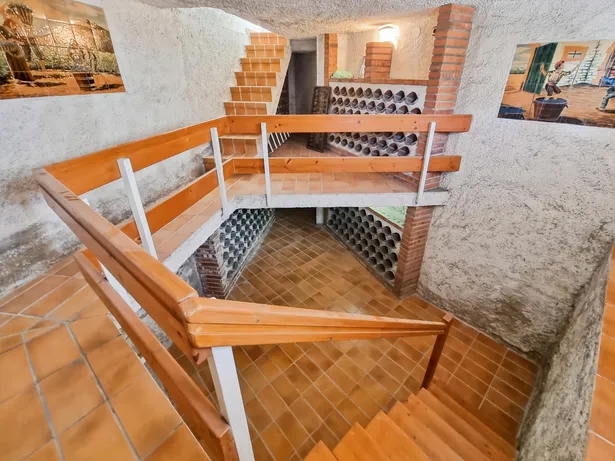 Casa pareada esquinera en parcela de 300 m² que se distribuye en varias plantas en Sant Andreu de Llavaneres