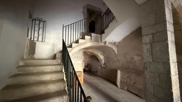 En pleno corazón de Malgrat de Mar, presentamos esta singular casa adosada de carácter histórico