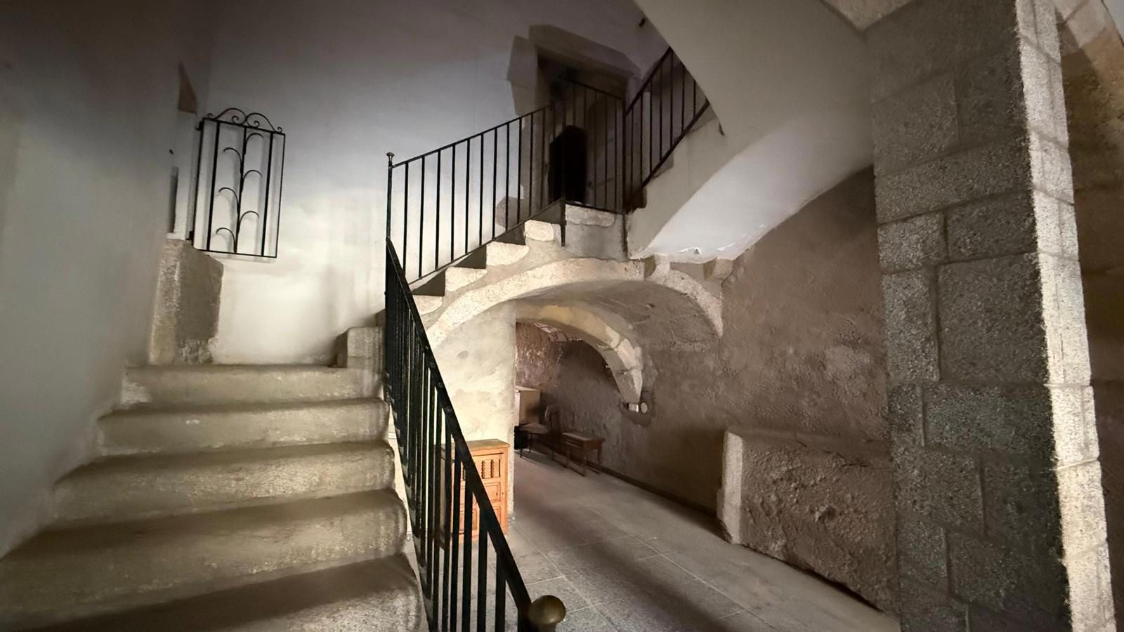 En pleno corazón de Malgrat de Mar, presentamos esta singular casa adosada de carácter histórico