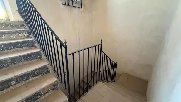 En pleno corazón de Malgrat de Mar, presentamos esta singular casa adosada de carácter histórico