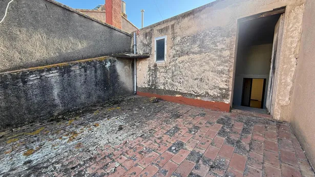 En pleno corazón de Malgrat de Mar, presentamos esta singular casa adosada de carácter histórico