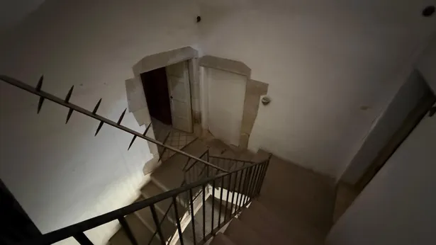 En pleno corazón de Malgrat de Mar, presentamos esta singular casa adosada de carácter histórico