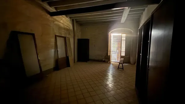 En pleno corazón de Malgrat de Mar, presentamos esta singular casa adosada de carácter histórico