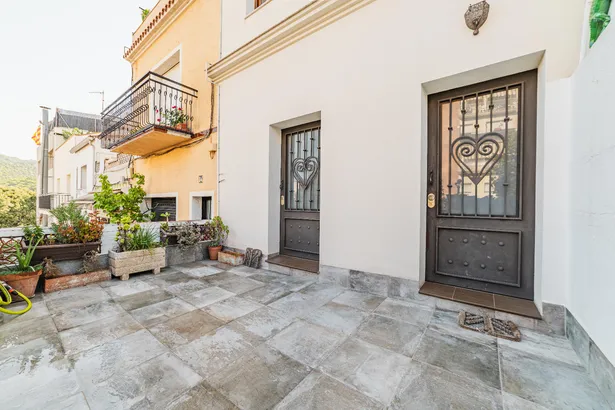 Casa de poble reformada a Argentona: llum, espai i terrassa