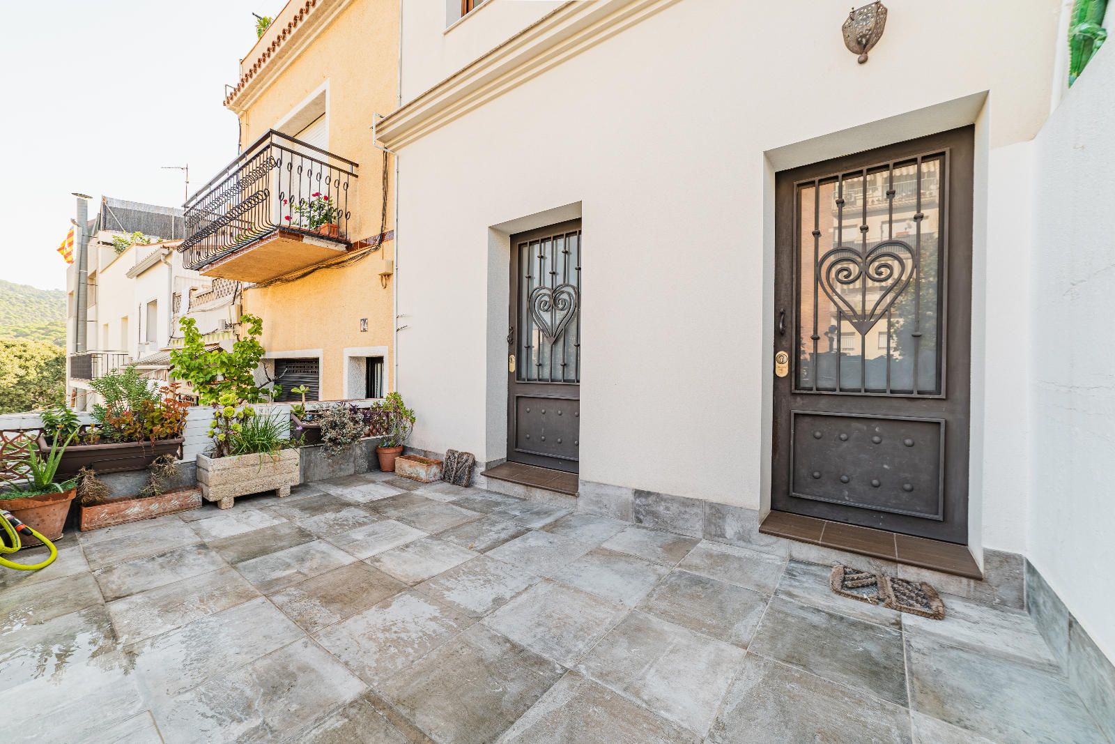 Casa de poble reformada a Argentona: llum, espai i terrassa