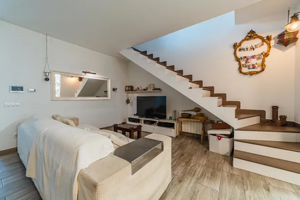 Casa de poble reformada a Argentona: llum, espai i terrassa