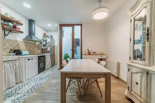 Casa de poble reformada a Argentona: llum, espai i terrassa