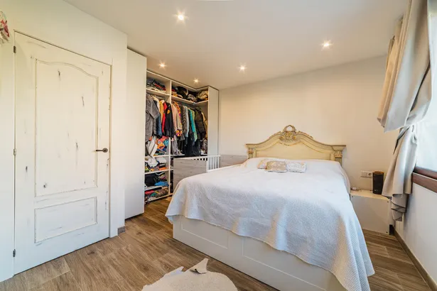 Casa de poble reformada a Argentona: llum, espai i terrassa