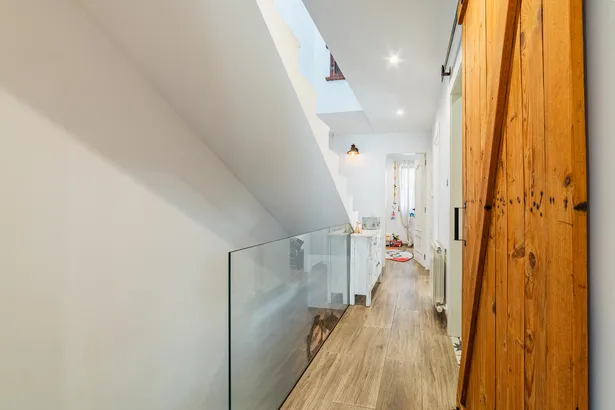 Casa de poble reformada a Argentona: llum, espai i terrassa