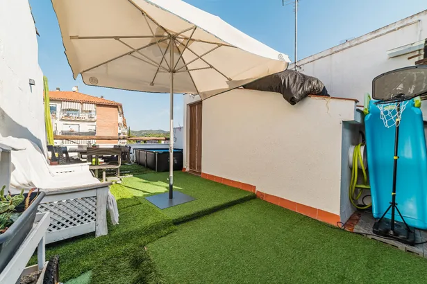 Casa de poble reformada a Argentona: llum, espai i terrassa