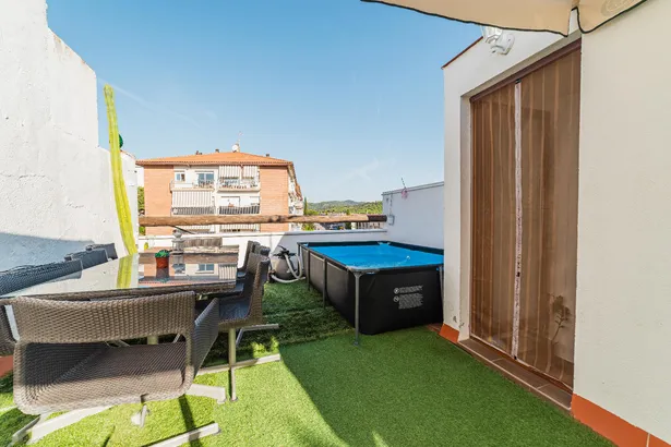 Casa de poble reformada a Argentona: llum, espai i terrassa