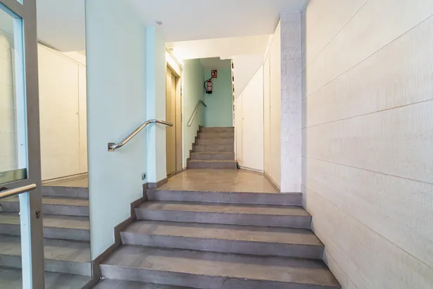 Piso alto y céntrico con ascensor, tres habitaciones y dos terrazas.